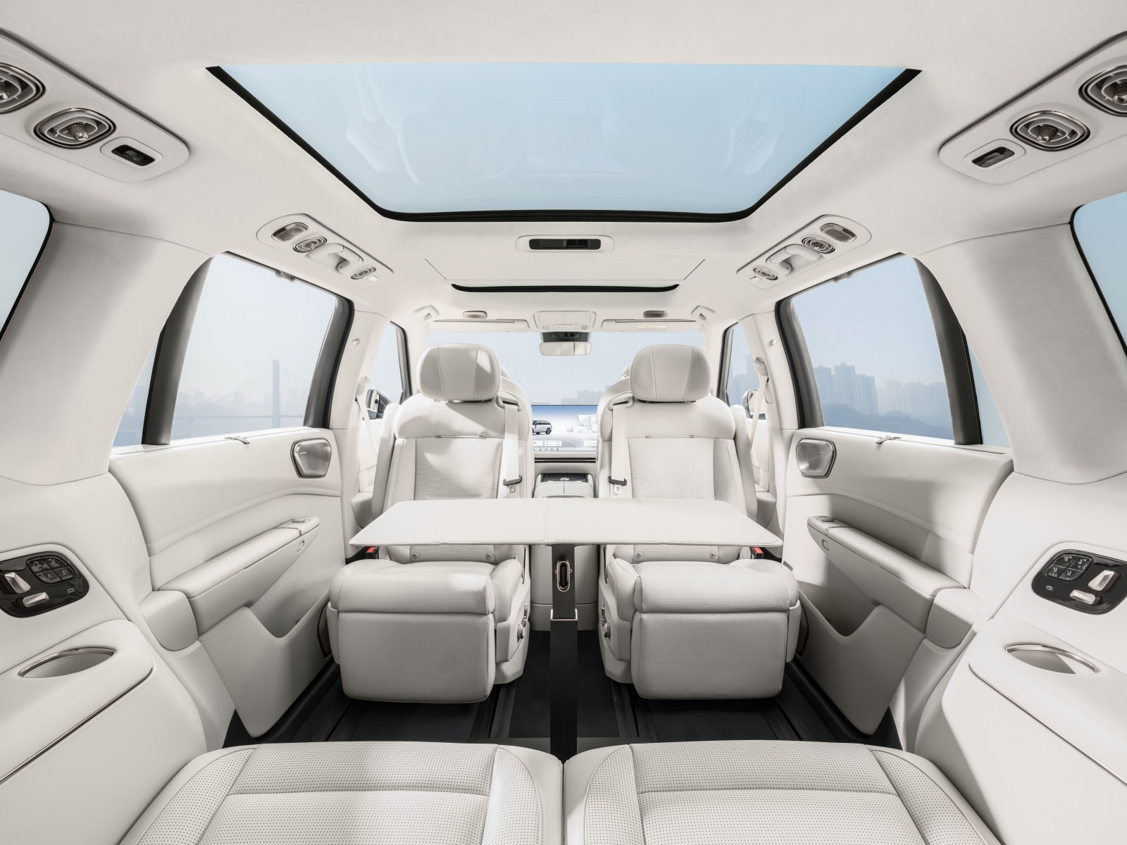 Lynk & Co 900 Base